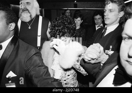 Prince, amerikanischer Sänger, abgebildet bei den British Phonographic Industry, BPI Awards, aka Brit Awards, im Grosvenor House, London, 12.. Februar 1985. Er erhielt zwei Auszeichnungen, den besten internationalen Solo-Künstler und die beste Soundtrack-/Cast-Aufnahme für Purple Rain. Stockfoto