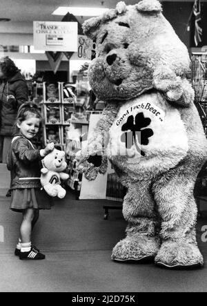 Melissa, drei Jahre alt, trifft den Glücksbären bei Feierlichkeiten in Rackhams. Sie feiern den Abschluss einer großen Phase der Renovierung im Geschäft in der Corporation Street. Birmingham, West Midlands. Mai 1985. Stockfoto