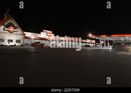 Boomland Truckstop bei Nacht; Charleston, Missouri ist ein großer Truckstop mit einer riesigen Auswahl an Feuerwerken. Sie haben vier Standorte in diesem Gebiet von Mi Stockfoto