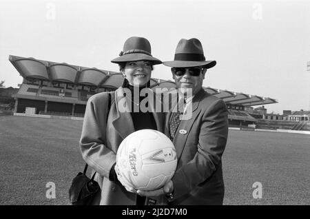 Elton John, Vorsitzender des Watford FC, und seine Frau Renate an der Vicarage Road, der Heimat des Watford Fußballvereins. Abgebildet vor dem neuen Stand von Watford. 18.. Oktober 1986. Stockfoto