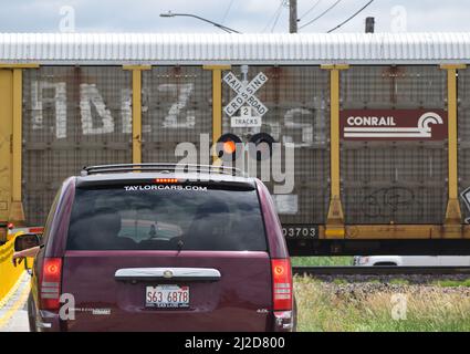 Minivan hielt an einem Bahnübergang westlich von Beecher, Illinois Stockfoto