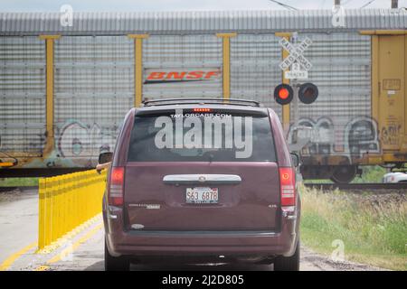 Minivan hielt an einem Bahnübergang westlich von Beecher, Illinois Stockfoto