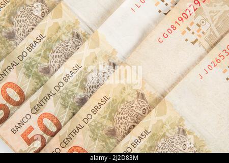 Brasilianisches Geld. 50-reais-Banknoten. Brasilianisches Finanzierungskonzept.. Stockfoto