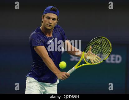 Miami Gardens, FL, USA. 31. März 2022. Carlos Alcaraz vs Miomir Kecmanović während der Miami Open im Hard Rock Stadium am 31. März 2022 in Miami Gardens, Florida. Kredit: Mpi04/Media Punch/Alamy Live Nachrichten Stockfoto