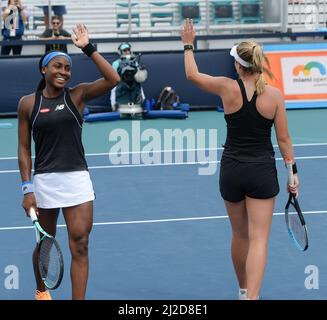 Coco Gauff & Caty McNally (USA) besiegten Alize Cornet & Jil Teichmann (FRA) (SUI) 7-5, 6-7 (4-7), (10-7), bei den Miami Open, die am 30. März 2022 im Hard Rock Stadium in Miami Gardens, Florida, gespielt wurden: © Karla Kinne/Tennisclix/CSM Stockfoto