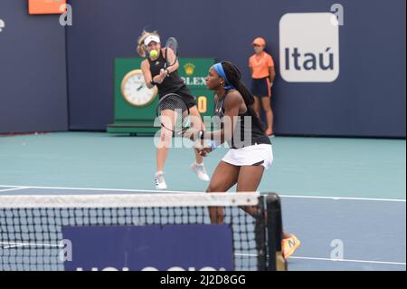 Coco Gauff & Caty McNally (USA) besiegten Alize Cornet & Jil Teichmann (FRA) (SUI) 7-5, 6-7 (4-7), (10-7), bei den Miami Open, die am 30. März 2022 im Hard Rock Stadium in Miami Gardens, Florida, gespielt wurden: © Karla Kinne/Tennisclix/CSM Stockfoto