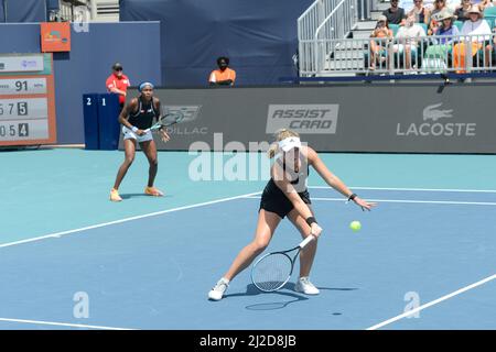 Coco Gauff & Caty McNally (USA) besiegten Alize Cornet & Jil Teichmann (FRA) (SUI) 7-5, 6-7 (4-7), (10-7), bei den Miami Open, die am 30. März 2022 im Hard Rock Stadium in Miami Gardens, Florida, gespielt wurden: © Karla Kinne/Tennisclix/CSM Stockfoto