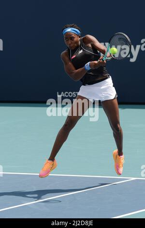 Coco Gauff & Caty McNally (USA) besiegten Alize Cornet & Jil Teichmann (FRA) (SUI) 7-5, 6-7 (4-7), (10-7), bei den Miami Open, die am 30. März 2022 im Hard Rock Stadium in Miami Gardens, Florida, gespielt wurden: © Karla Kinne/Tennisclix/CSM Stockfoto