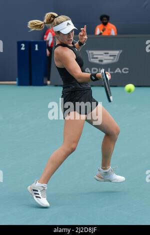 Coco Gauff & Caty McNally (USA) besiegten Alize Cornet & Jil Teichmann (FRA) (SUI) 7-5, 6-7 (4-7), (10-7), bei den Miami Open, die am 30. März 2022 im Hard Rock Stadium in Miami Gardens, Florida, gespielt wurden: © Karla Kinne/Tennisclix/CSM Stockfoto