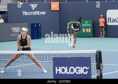 Coco Gauff & Caty McNally (USA) besiegten Alize Cornet & Jil Teichmann (FRA) (SUI) 7-5, 6-7 (4-7), (10-7), bei den Miami Open, die am 30. März 2022 im Hard Rock Stadium in Miami Gardens, Florida, gespielt wurden: © Karla Kinne/Tennisclix/CSM Stockfoto