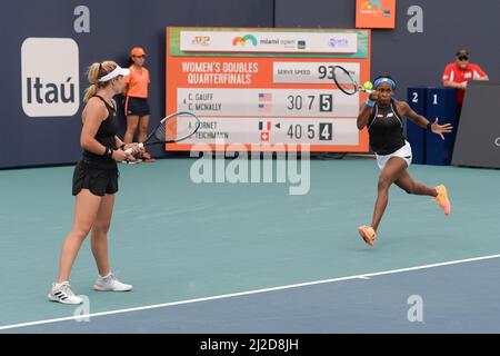 Coco Gauff & Caty McNally (USA) besiegten Alize Cornet & Jil Teichmann (FRA) (SUI) 7-5, 6-7 (4-7), (10-7), bei den Miami Open, die am 30. März 2022 im Hard Rock Stadium in Miami Gardens, Florida, gespielt wurden: © Karla Kinne/Tennisclix/CSM Stockfoto