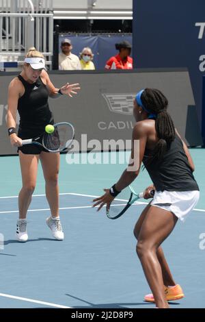 Coco Gauff & Caty McNally (USA) besiegten Alize Cornet & Jil Teichmann (FRA) (SUI) 7-5, 6-7 (4-7), (10-7), bei den Miami Open, die am 30. März 2022 im Hard Rock Stadium in Miami Gardens, Florida, gespielt wurden: © Karla Kinne/Tennisclix/CSM Stockfoto