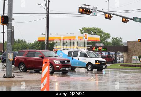 An einem regnerischen Tag hielt ein AT&T-Service-Truck an einer Ampel an Stockfoto