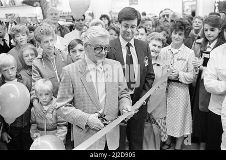 Compo - alias Schauspieler Bill Owen tauschte seine unverschämte Kleidung gegen einen schicken neuen Anzug für die offizielle Eröffnung eines neuen Huddersfield Herrenmode Stores heute. Der unordentliche Held von TV¿ Last of the Summer Wine Schnitt einen Strich durch die Sacke, als er Marks und Spencers Laden auf dem Princess Alexandra Walk öffnete. Mit ihm waren der Laden, bunte Clowns, Sarah Jemmett (links) und Amanda Hallas. Der Star wurde bei der Eröffnung von Store Manager Peter Marshall begrüßt. Das Unternehmen hat die für Herrenmode verfügbare Fläche verdoppelt, indem es Herrenmode vom New Street Store auf die Piazza verlegt hat. Es hat auch increas Stockfoto