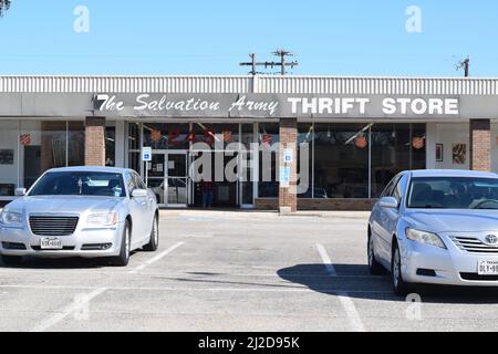 Autos, die vor einem Thrift-Laden der Heilsarmee in Farmers Branch, TX, geparkt sind (jetzt außer Betrieb) Stockfoto