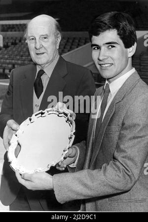 Stan Cullis, ehemaliger Manager von Wolverhampton Wanderers (links), überreicht am 1986. Februar den Young Player of the Month Award an Nigel Clough, den 19-jährigen Stürmer von Nottingham Forest. Nigel hat in dieser Saison bereits 11 Mal getroffen, seine erste volle Saison mit Nottingham Forest, der von seinem Vater Brian Clough geleitet wird. Sie erhalten Silbersalver sowie einen Scheck über 200 £. Stockfoto