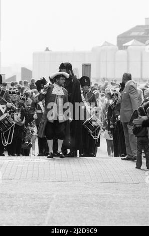 Eröffnung, Hamleys Toy Shop, Bull Street, Birmingham, 12.. Oktober 1985. Hamleys, der älteste und größte Spielwarenladen der Welt, eröffnet in der Bull Street (drei Stockwerke des ehemaligen Debenhams-Ladens) einen neuen Laden. Unser Bild zeigt große Menschenmengen, die sich vor dem Laden versammeln. Stockfoto