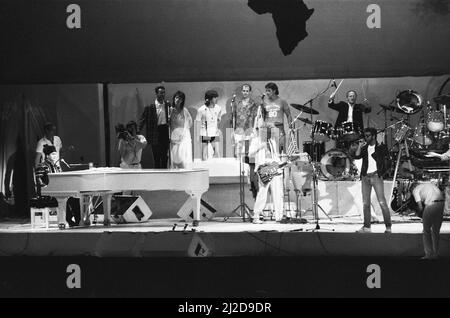 Elton John und George Michael auf der Bühne, die Don't Let The Sun Go Down On Me während des Live Aid Concert in Wembley am 13.. Juli 1985 aufführen Stockfoto