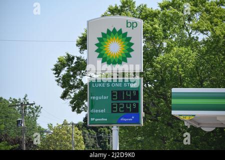 BP-Tankstellenschild in Cissna Park, IL (ländlicher Osten im Zentrum von Illinois) mit Preisen vom Juni 2021 Stockfoto