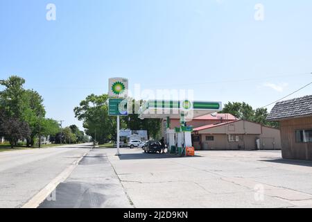 Kunden, die Gas in der BP-Tankstelle im Cissna Park, Illinois, Pumpen Stockfoto