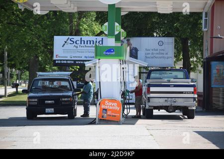 Kunden, die Gas in der BP-Tankstelle im Cissna Park, Illinois, Pumpen Stockfoto