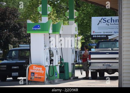 Kunden, die Gas in der BP-Tankstelle im Cissna Park, Illinois, Pumpen Stockfoto