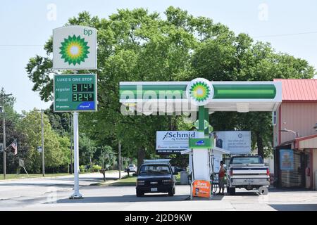 Kunden, die Gas in der BP-Tankstelle im Cissna Park, Illinois, Pumpen Stockfoto