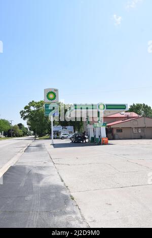 Kunden, die Gas in der BP-Tankstelle im Cissna Park, Illinois, Pumpen Stockfoto