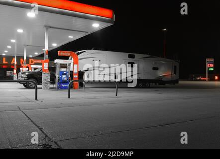 Boomland Truckstop bei Nacht; Charleston, Missouri ist ein großer Truckstop mit einer riesigen Auswahl an Feuerwerken. Sie haben vier Standorte in diesem Gebiet von Mi Stockfoto