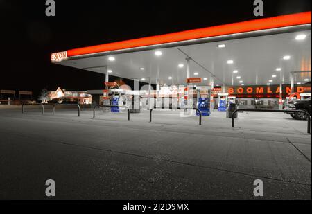 Boomland Truckstop bei Nacht; Charleston, Missouri ist ein großer Truckstop mit einer riesigen Auswahl an Feuerwerken. Sie haben vier Standorte in diesem Gebiet von Mi Stockfoto