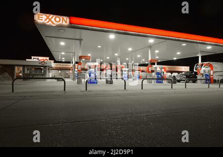 Boomland Truckstop bei Nacht; Charleston, Missouri ist ein großer Truckstop mit einer riesigen Auswahl an Feuerwerken. Sie haben vier Standorte in diesem Gebiet von Mi Stockfoto