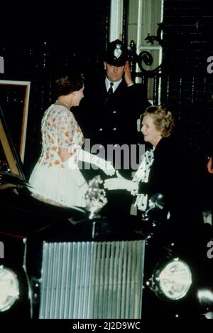 Frau Margaret Thatcher begrüßt Königin Elizabeth II. Bei ihrer Ankunft in der Downing Street 10, um ihren 250.. Geburtstag zu feiern. Bild aufgenommen am 4.. Dezember 1985. Stockfoto