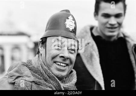 EastEnders ging nach Southend, Essex, um die Wiedervereinigung von Mark Fowler und seiner Familie zu Filmen. Bill Treacher (Arthur Fowler). 20.. November 1985. Stockfoto