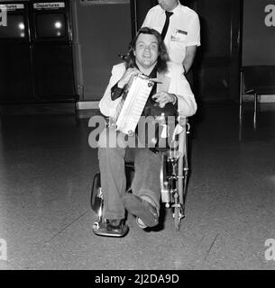 Popsänger Meat Loaf verlässt den Flughafen Heathrow im Rollstuhl. 23.. Juni 1985. Stockfoto