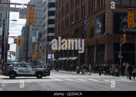 Toronto, ON, Kanada - 17. März 2022: Polizeiauto während der St. Partick Parade in der Innenstadt von Toronto Stockfoto