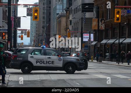 Toronto, ON, Kanada - 17. März 2022: Polizeiauto während der St. Partick Parade in der Innenstadt von Toronto Stockfoto