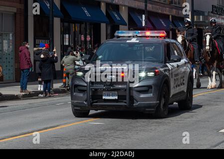 Toronto, ON, Kanada - 17. März 2022: Polizeiauto während der St. Partick Parade in der Innenstadt von Toronto Stockfoto