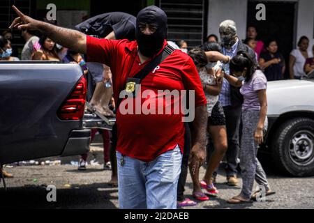 San Salvador, El Salvador. 31. März 2022. Polizeibeamte eskortieren angebliche Bandenmitglieder in ein Haftzentrum. Am Sonntag, dem 27. März, genehmigte der Kongress von Salvadorian den Ausnahmezustand, nachdem das Land seine höchste tägliche Mordrate verzeichnet hatte, mit 62 Tötungen, die aufgrund von Gewalt im Zusammenhang mit Bandenangriffen begangen wurden. Nach Angaben der salvadorianischen Regierung wurden mehr als 3.000 mutmaßliche Bandenmitglieder der Banden MS-13 und Barrio 18 festgenommen. Kredit: SOPA Images Limited/Alamy Live Nachrichten Stockfoto