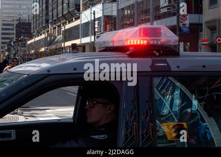 Toronto, ON, Kanada - 17. März 2022: Polizeiauto während der St. Partick Parade in der Innenstadt von Toronto Stockfoto