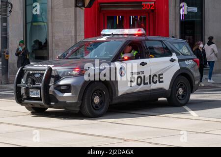 Toronto, ON, Kanada - 17. März 2022: Polizeiauto während der St. Partick Parade in der Innenstadt von Toronto Stockfoto