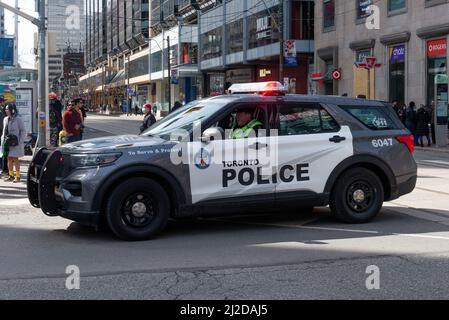 Toronto, ON, Kanada - 17. März 2022: Polizeiauto während der St. Partick Parade in der Innenstadt von Toronto Stockfoto