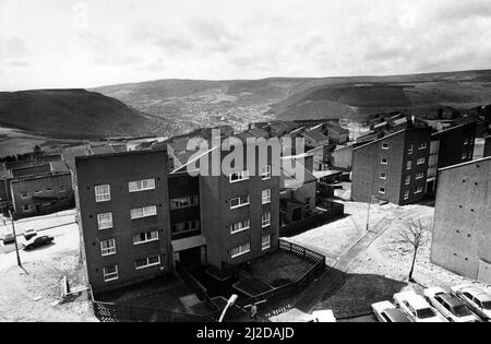 Ein Blick auf einen Teil der Penrys Wohnsiedlung mit Tonypandy in der Ferne das Tal hinunter. 22.. März 1986. Stockfoto