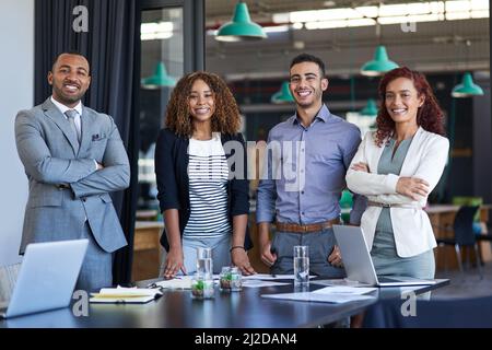 Das Team, dem man vertrauen kann. Beschnittenes Porträt einer Gruppe junger Geschäftsleute, die im Sitzungssaal stehen. Stockfoto