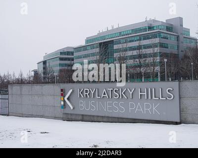 Moskau, Russland. 31. März 2022. Logo des Gewerbeparks Krylatsky Hills am Eingang des Territoriums. Kredit: SOPA Images Limited/Alamy Live Nachrichten Stockfoto