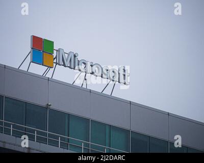 Moskau, Russland. 31. März 2022. Microsoft-Logo an der Fassade eines der Gebäude des Business Park Krylatsky Hills im Westen Moskaus. Kredit: SOPA Images Limited/Alamy Live Nachrichten Stockfoto