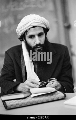 Das Bild zeigt Yusuf Islam beim Reden an der Universität von Reading am 11.. November 1985. Der Quran, der nicht auf der Tafel steht, ist im Hintergrund sichtbar. Yusuf Islam (geboren am 21. Juli 1948 in Steven Demeter Georgiou), allgemein bekannt unter seinem früheren Künstlernamen Cat Stevens, ist ein britischer Singer-Songwriter, Multi-Instrumentalist, humanitärer und pädagogischer Philanthrope. Sein Debütalbum aus dem Jahr 1967 erreichte die Top 10 in Großbritannien, und der Titelsong des Albums „Matthew and Son“ wurde auf Platz 2 der UK Singles Chart geführt. Seine Alben Tea for the Tillerman (1970) und Teaser and the Firecat (1971) wurden beide für tr zertifiziert Stockfoto