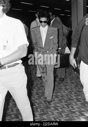 Prince, amerikanischer Sänger, am Flughafen London-Heathrow, verließ nach drei Konzerten die Wembley Arena, die erste Etappe seiner Parade-Tour, die am 15.. August 1986 gezeigt wurde, in die Niederlande. Stockfoto