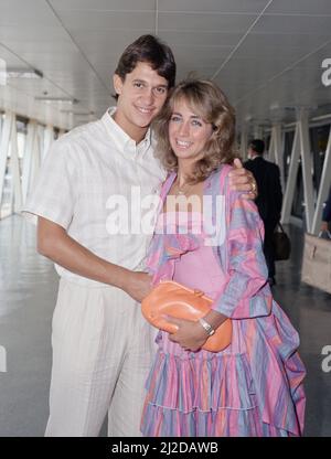 Der englische Fußballspieler Gary Lineker mit seiner Frau Michelle in London Heathrow. 6.. Juli 1986. Stockfoto