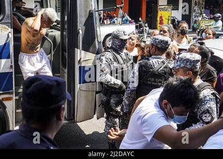 San Salvador, El Salvador. 31. März 2022. Polizeibeamte eskortieren angebliche Bandenmitglieder in ein Haftzentrum. Am Sonntag, dem 27. März, genehmigte der Kongress von Salvadorian den Ausnahmezustand, nachdem das Land seine höchste tägliche Mordrate verzeichnet hatte, mit 62 Tötungen, die aufgrund von Gewalt im Zusammenhang mit Bandenangriffen begangen wurden. Nach Angaben der salvadorianischen Regierung wurden mehr als 3.000 mutmaßliche Bandenmitglieder der Banden MS-13 und Barrio 18 festgenommen. (Foto von Camilo Freedman/SOPA Images/Sipa USA) Quelle: SIPA USA/Alamy Live News Stockfoto