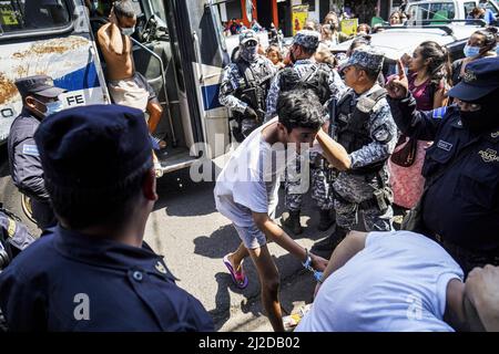 San Salvador, El Salvador. 31. März 2022. Polizeibeamte eskortieren angebliche Bandenmitglieder in ein Haftzentrum. Am Sonntag, dem 27. März, genehmigte der Kongress von Salvadorian den Ausnahmezustand, nachdem das Land seine höchste tägliche Mordrate verzeichnet hatte, mit 62 Tötungen, die aufgrund von Gewalt im Zusammenhang mit Bandenangriffen begangen wurden. Nach Angaben der salvadorianischen Regierung wurden mehr als 3.000 mutmaßliche Bandenmitglieder der Banden MS-13 und Barrio 18 festgenommen. (Foto von Camilo Freedman/SOPA Images/Sipa USA) Quelle: SIPA USA/Alamy Live News Stockfoto